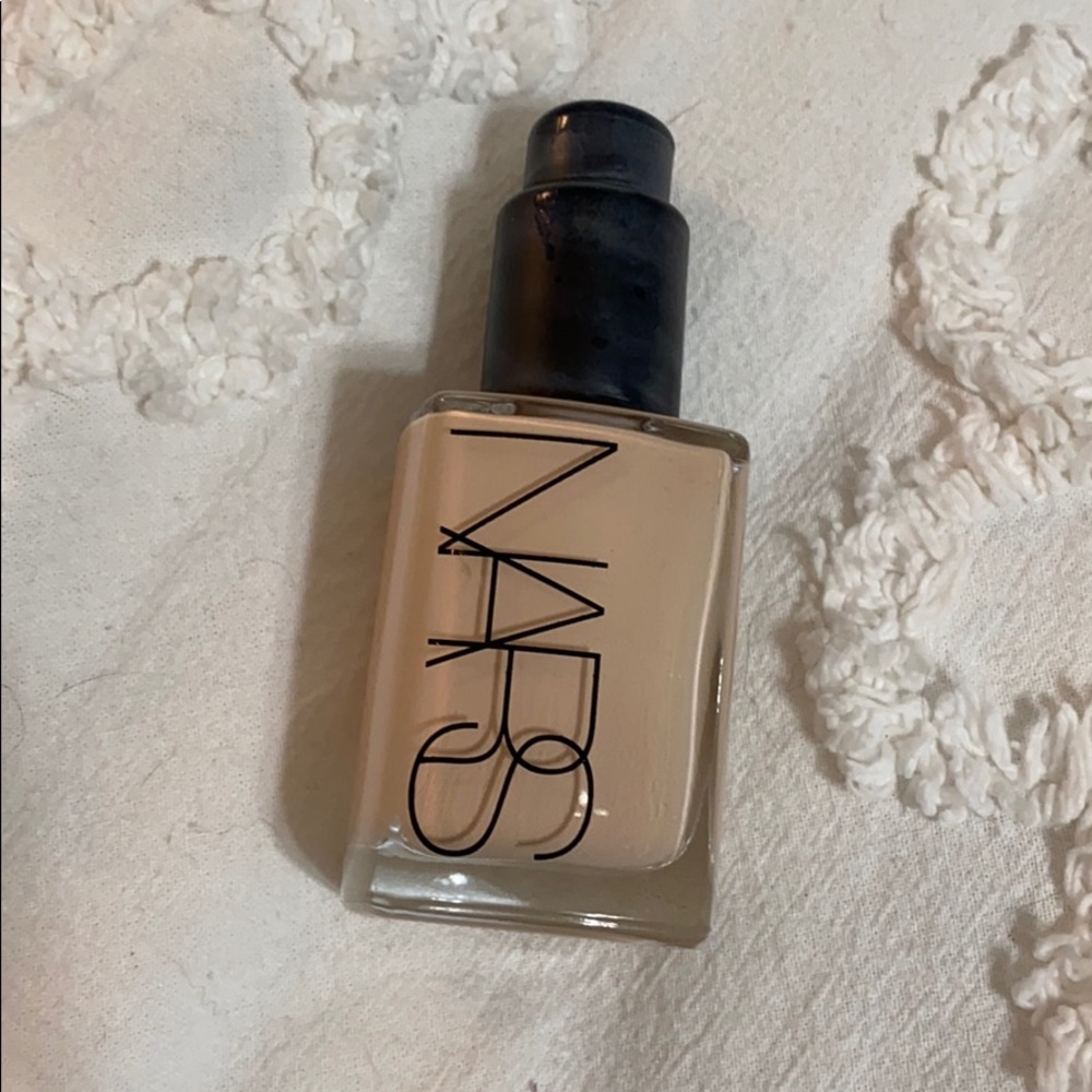 Nars Sheer Glow foundation in Light 2 Mont Blanc